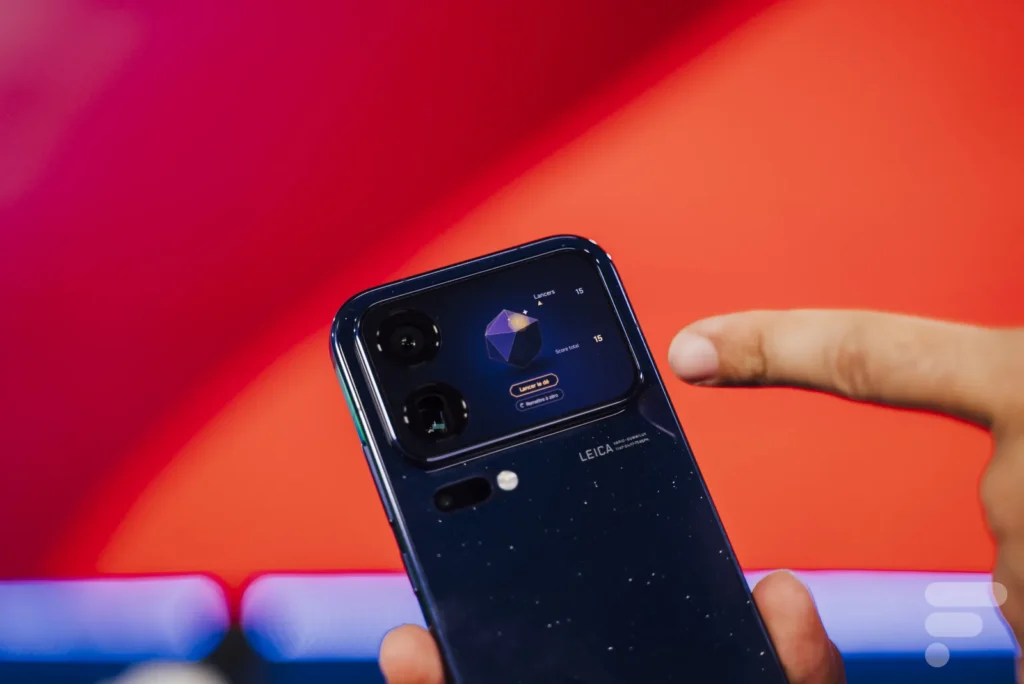Virtuálna herná kocka vytvorená pomocou AI na zadnom displeji Xiaomi 18 Pro