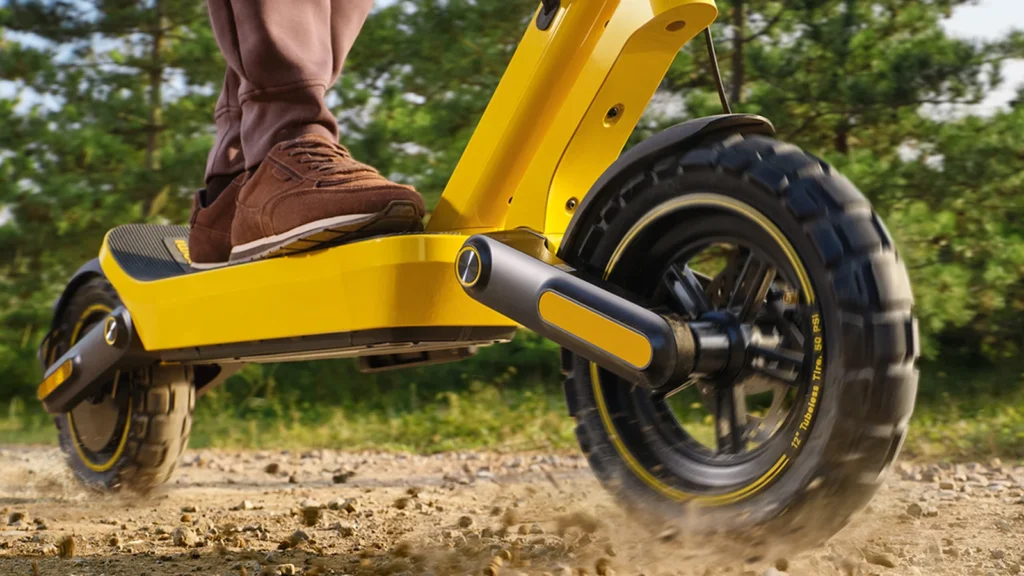 Xiaomi Electric Scooter 6 Ultra s veľkými pneumatikami a odpružením oboch kolies.