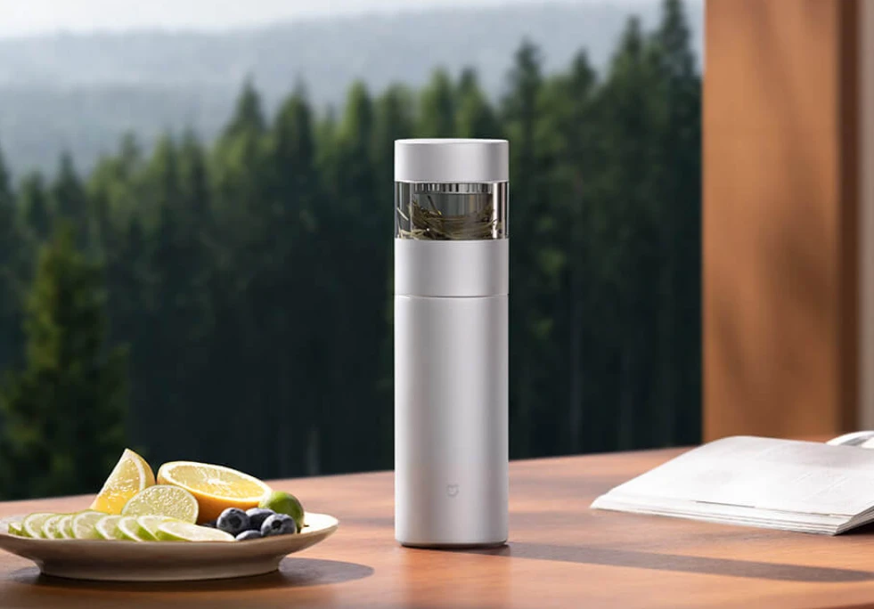 Titánová termoska Xiaomi Mijia s priehľadnou komorou na čaj.