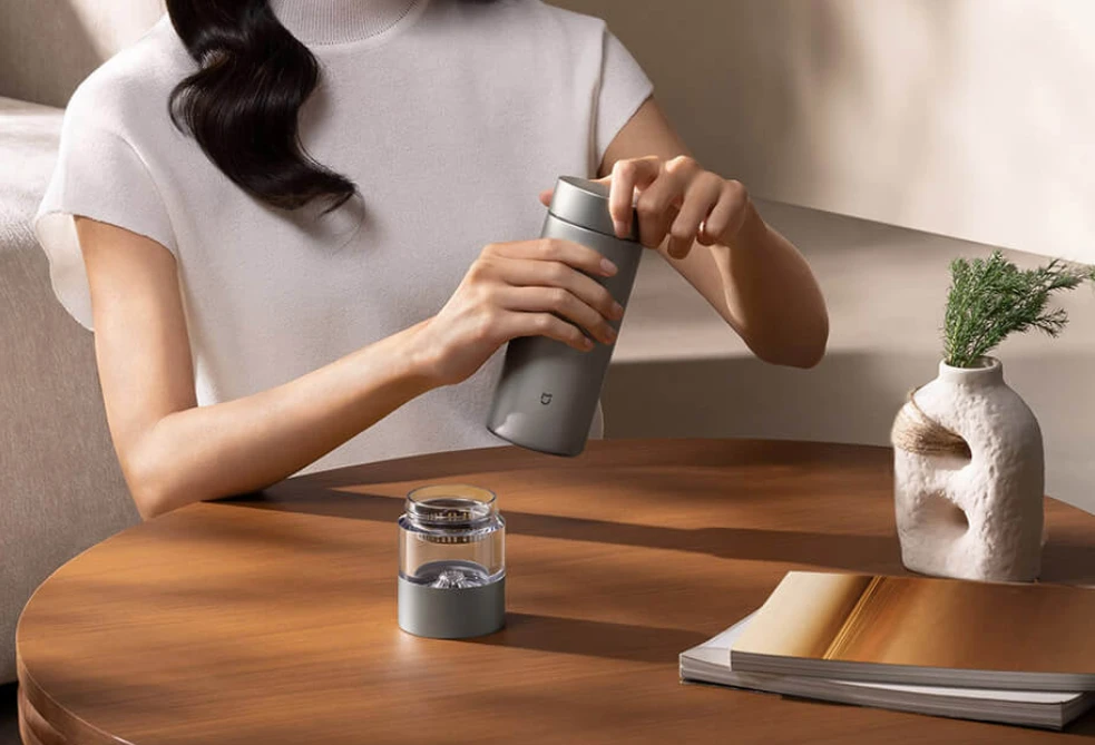 Xiaomi Mijia termoska s odskrutkovanou čajovou komorou.
