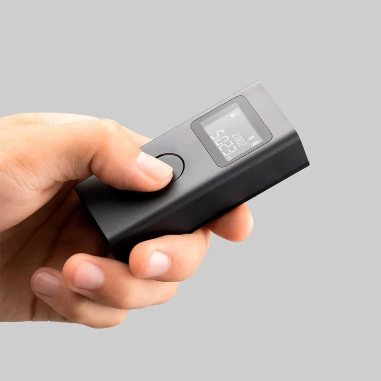 Laserový merač Xiaomi Smart Laser Measure pri ovládaní jednou rukou