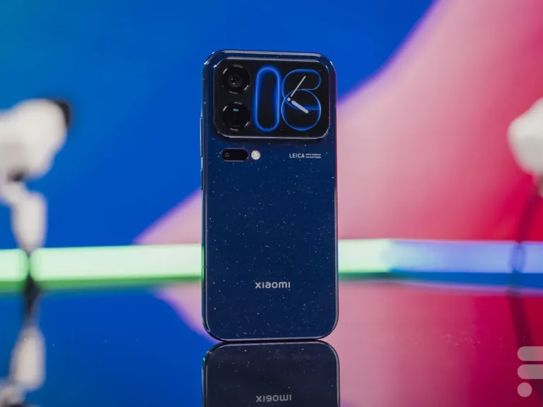 Xiaomi 18 Pro so zapnutým zadným displejom vedľa fotoaparátov