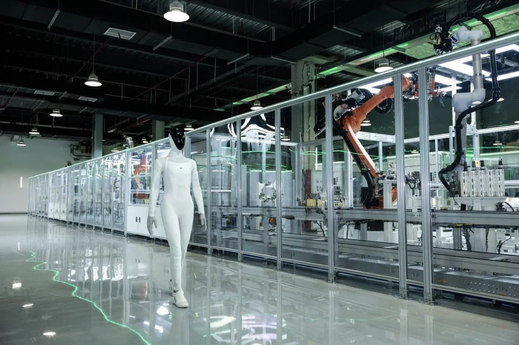 Biely robot XPeng IRON kráča pri výrobnej linke