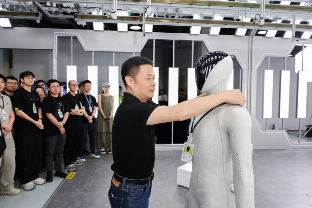 He Xiaopeng pripína humanoidovi IRON zamestnaneckú visačku