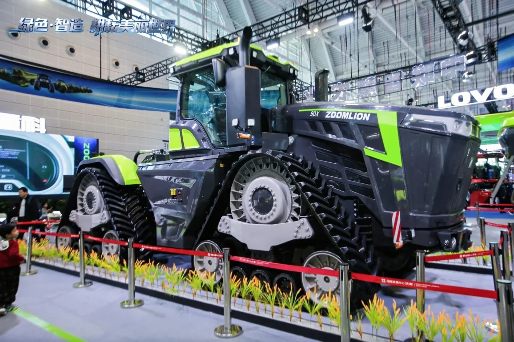 Predný bočný pohľad na traktor Zoomlion 9DX